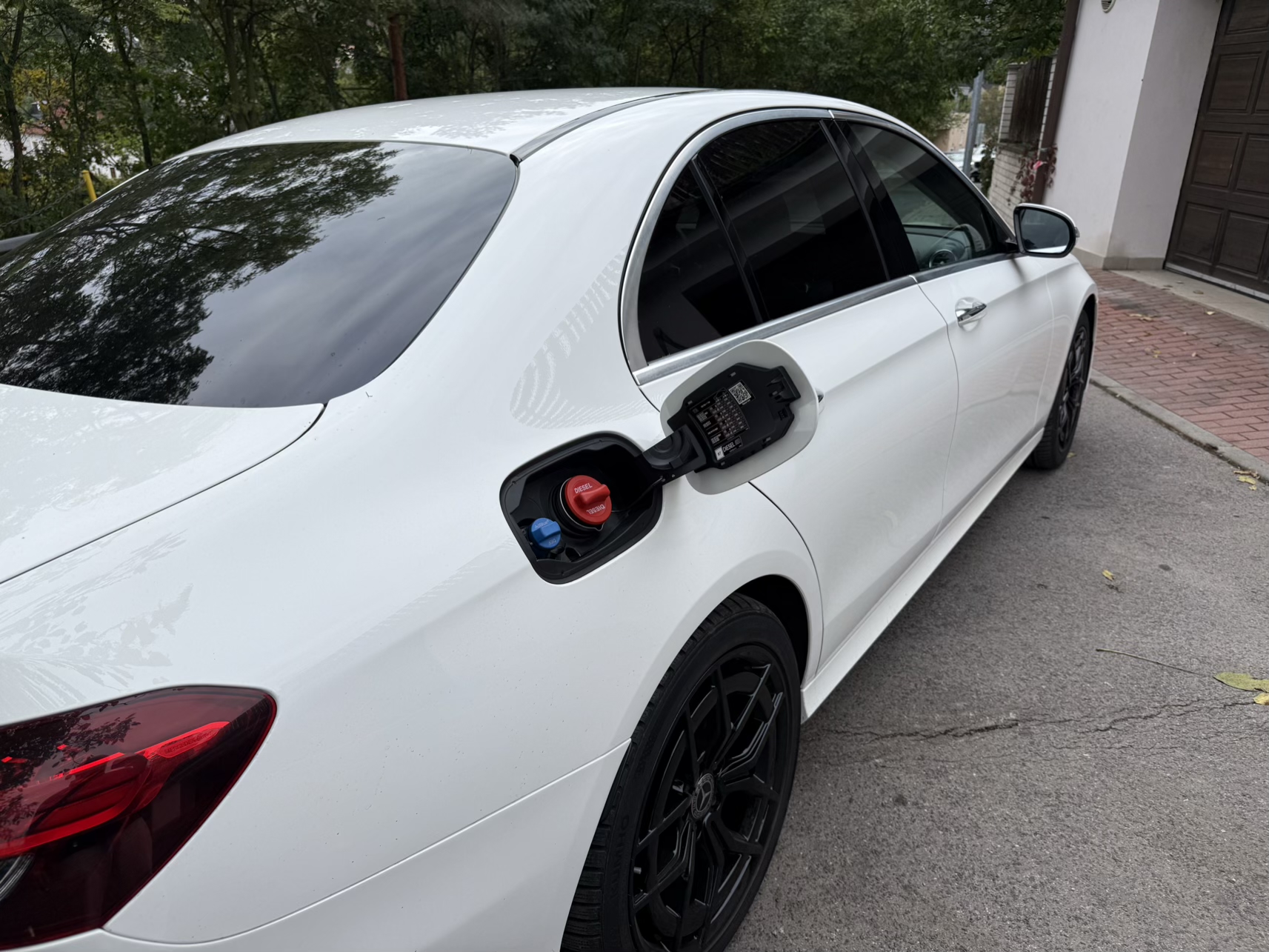 Pronájem čerpací stanice na dálnici za 683 Kč na den? Ano, tato absurdní realita stojí stát miliony