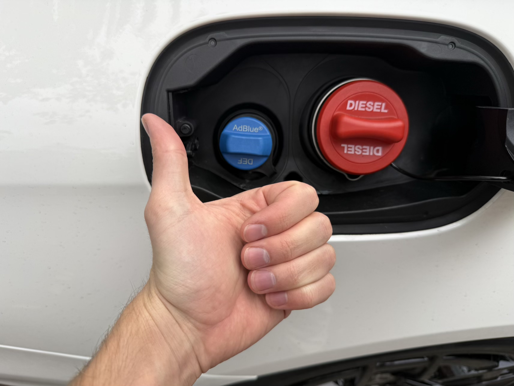 Nejlevnější PHM za poslední roky: 1 litr benzínu zde stojí pouze 15,50 Kč. Vyplatí se sem jezdit tankovat?