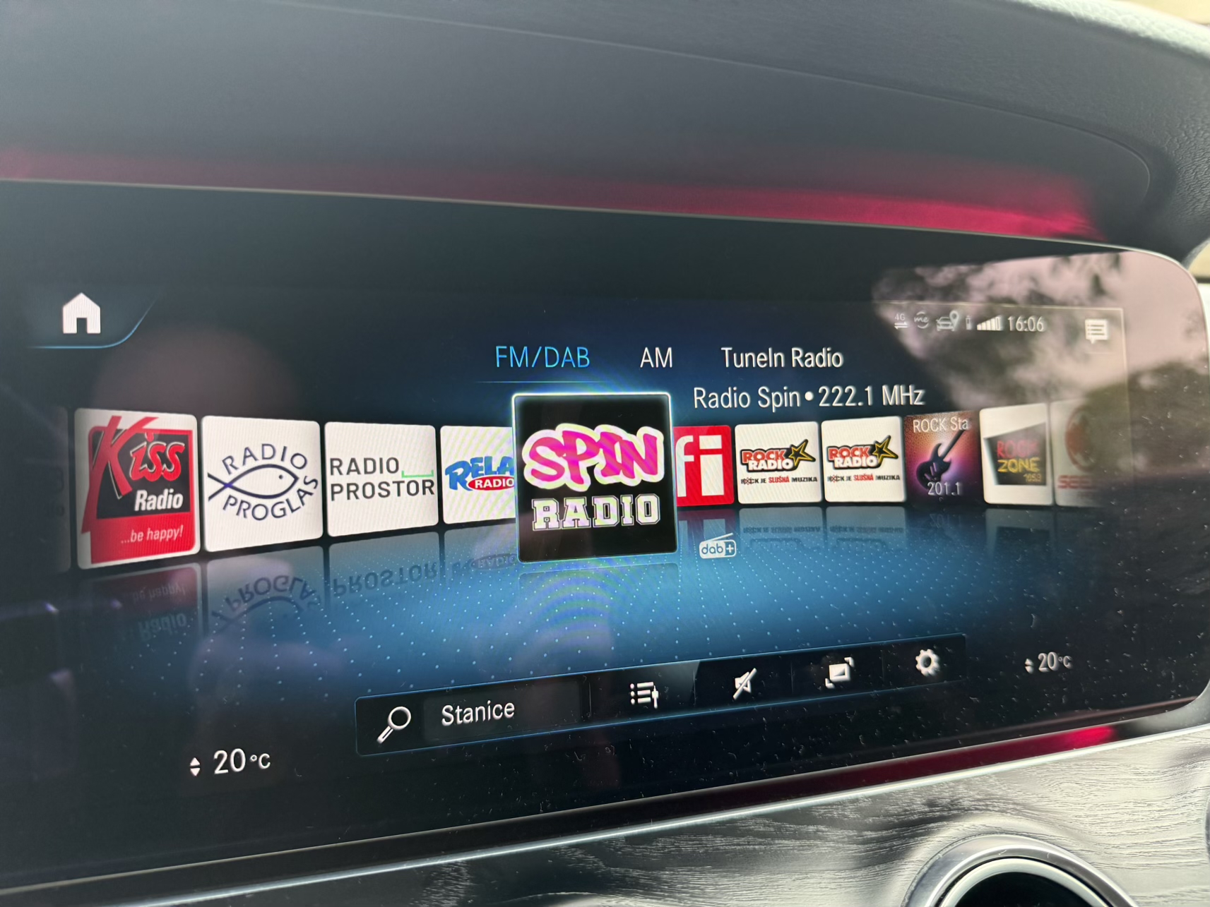 Tohle je důležité tlačítko na autorádiu. Je tam, přesto jste ho pravděpodobně nikdy nepoužili. A to je chyba