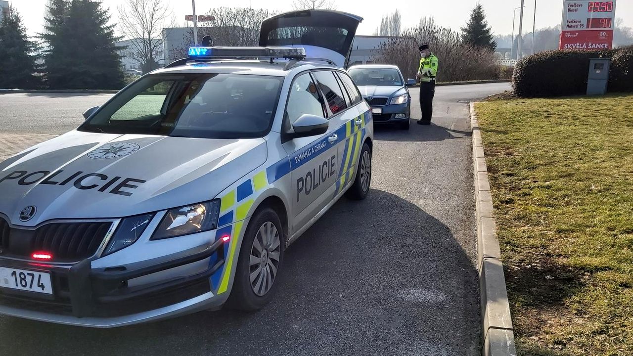 Když uvidíte tohle gesto od jiného řidiče, raději nezastavujte. Podvodníci zkouší nový trik na českých silnicích