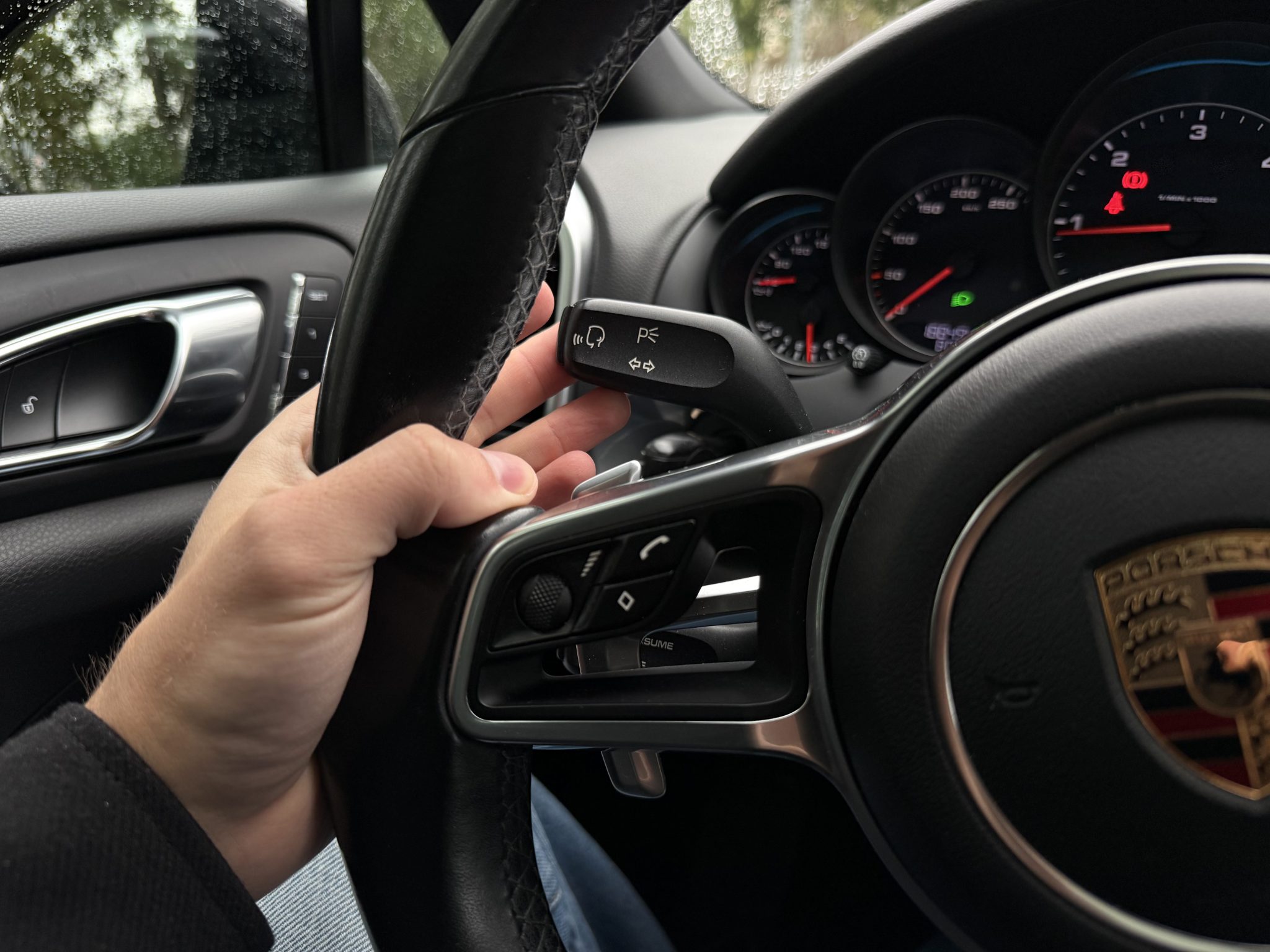 Víte, kdy opravdu můžete používat dálková světla? Nejen v noci a mimo město. Až 83 % řidičů nezná odpověď