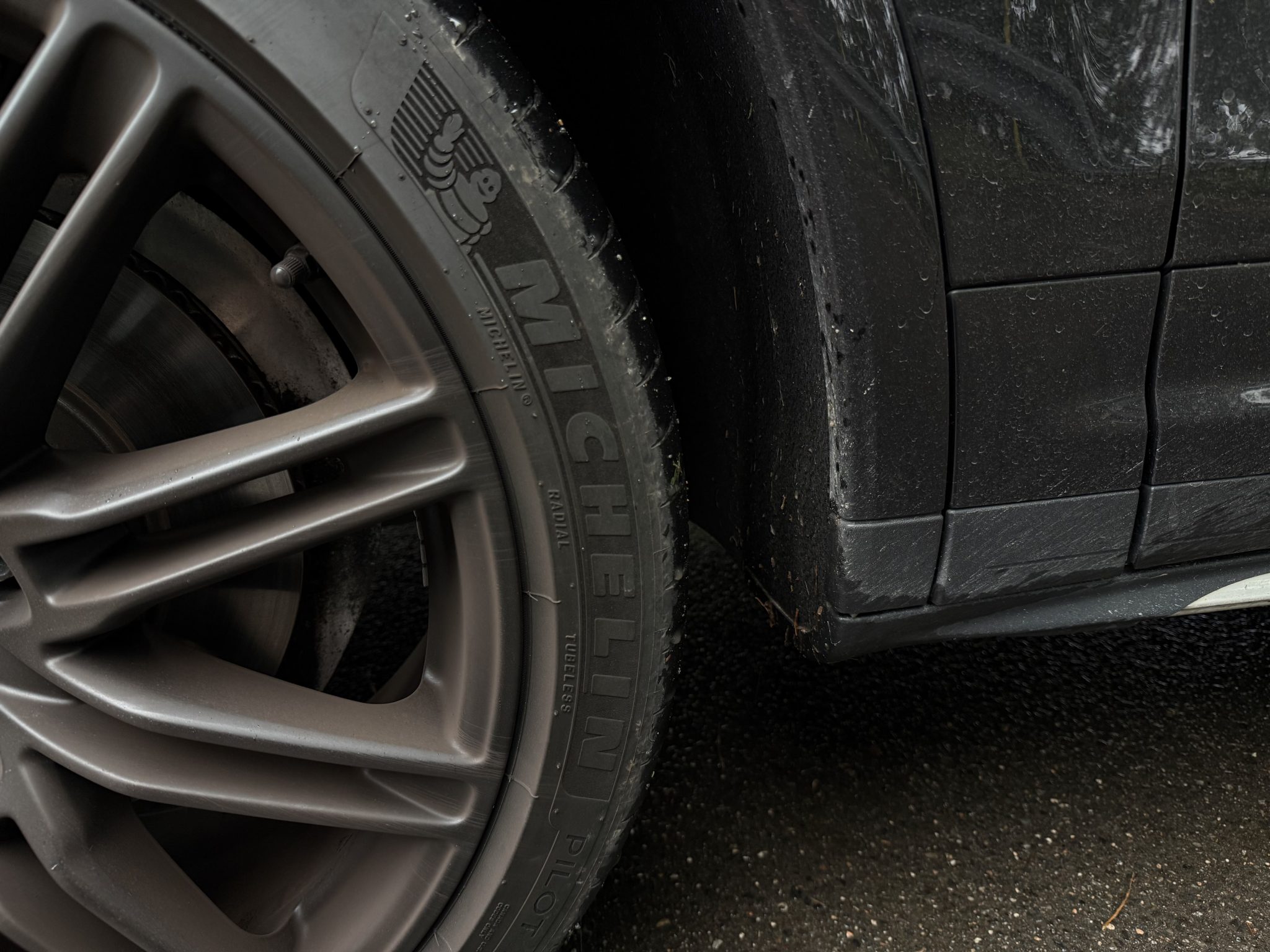 Kde uskladňujete pneumatiky? Zeptali jsme se v pneuservisu, kde se přes zimu zničí a kde naopak vydrží věky