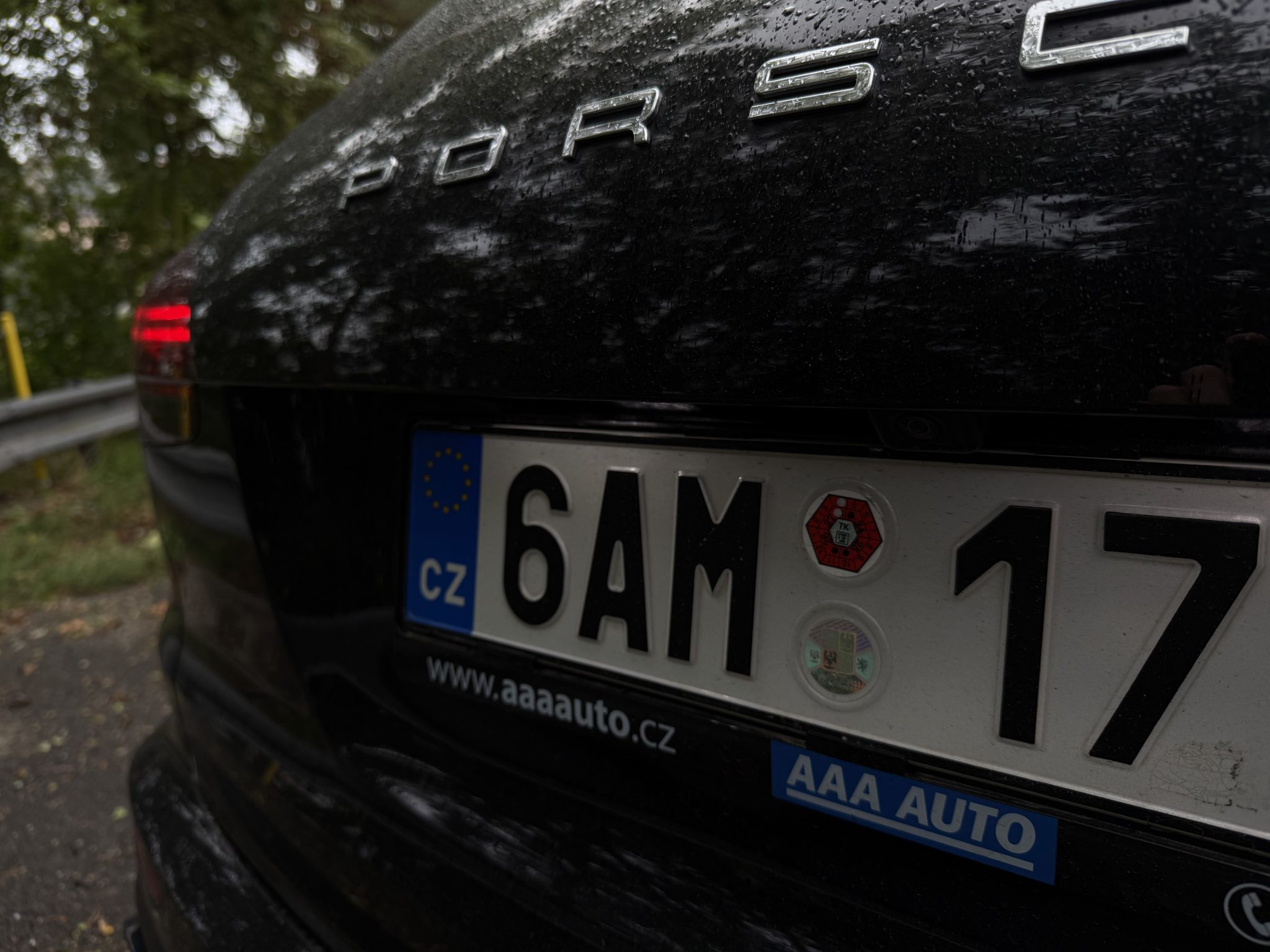 Povinnosti řidiče v zimním provozu: Kdy vás policie může potrestat za špinavou SPZ a kdy jste v právu?