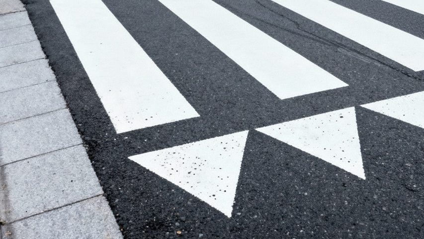 Žraločí zuby na silnici? Nejde o malůvku, ale jasný rozkaz. Kdo je přejede bez zastavení, porušuje zákon