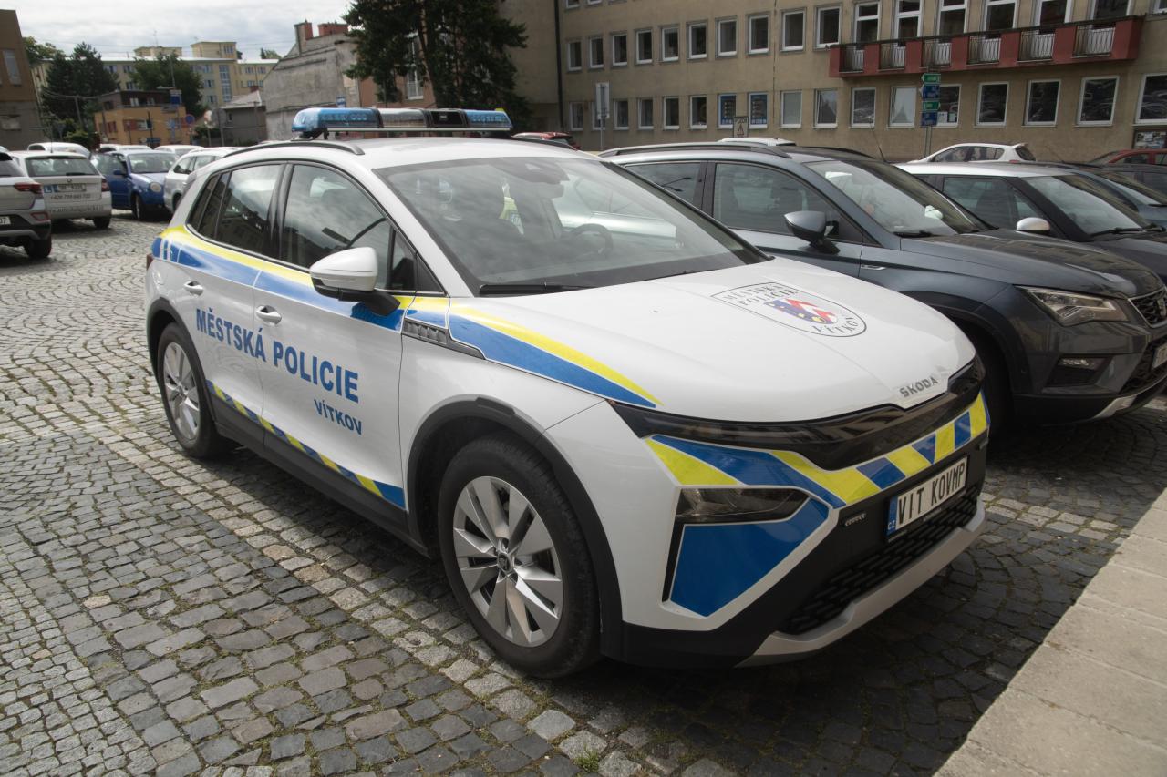Nová policejní škodovka: Tiché auto v uniformě už vyjelo do ulic. Kde si na něj dát pozor? Foto, jak vypadá
