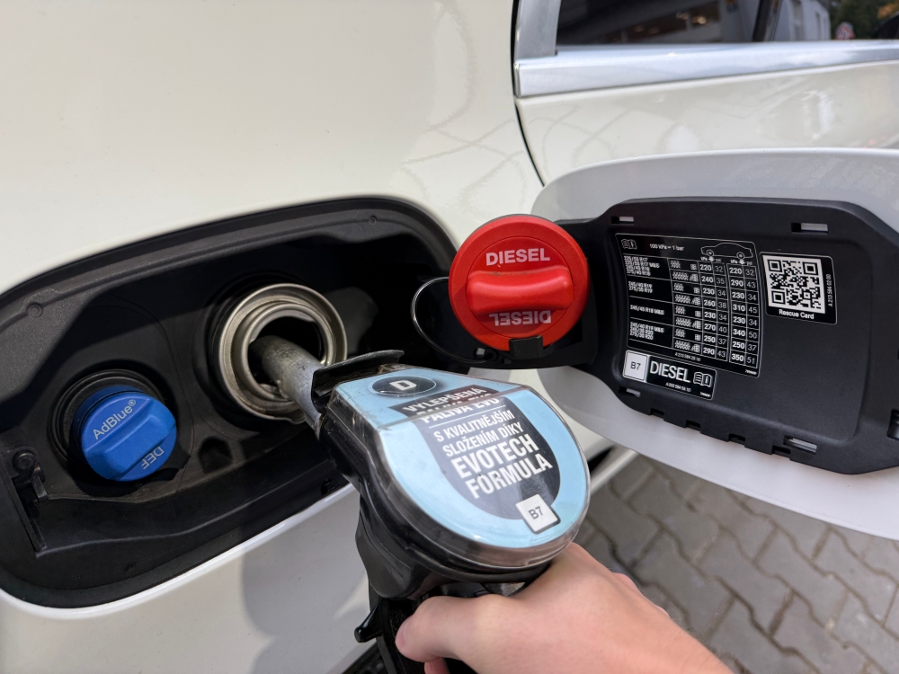 Automechanici varují: Nejčastější chyby při tankování dělá spousta Čechů. A my se modlíme, abyste nebyli jedním z nich