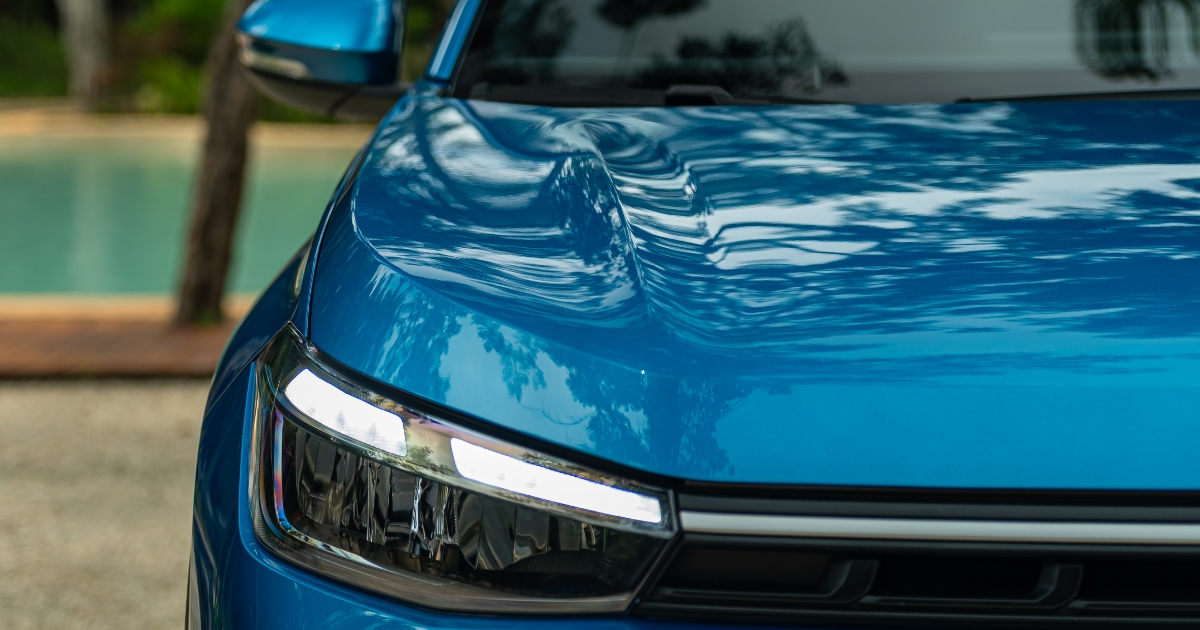 Volkswagen už to pochopil a otáčí kormidlem. Levné lidové auto se spalovacím motorem právě přijíždí. Líbí se?