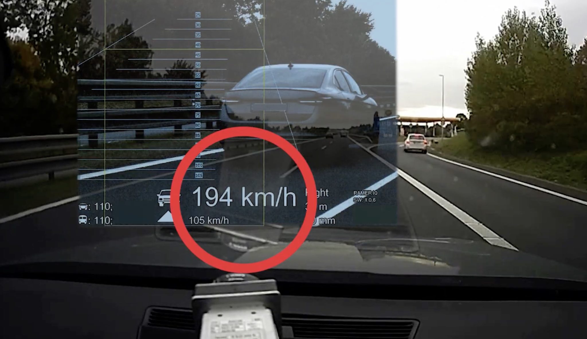 Rychlostí 194 km/h doslova „proletěl“ kolem policejní hlídky. Honičku natočila palubní kamera