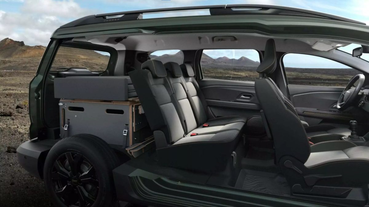 Dacia poprvé útočí na segment kombíků a cílí přímo na Octavii. Tajemný model C-Neo už dostává tvary