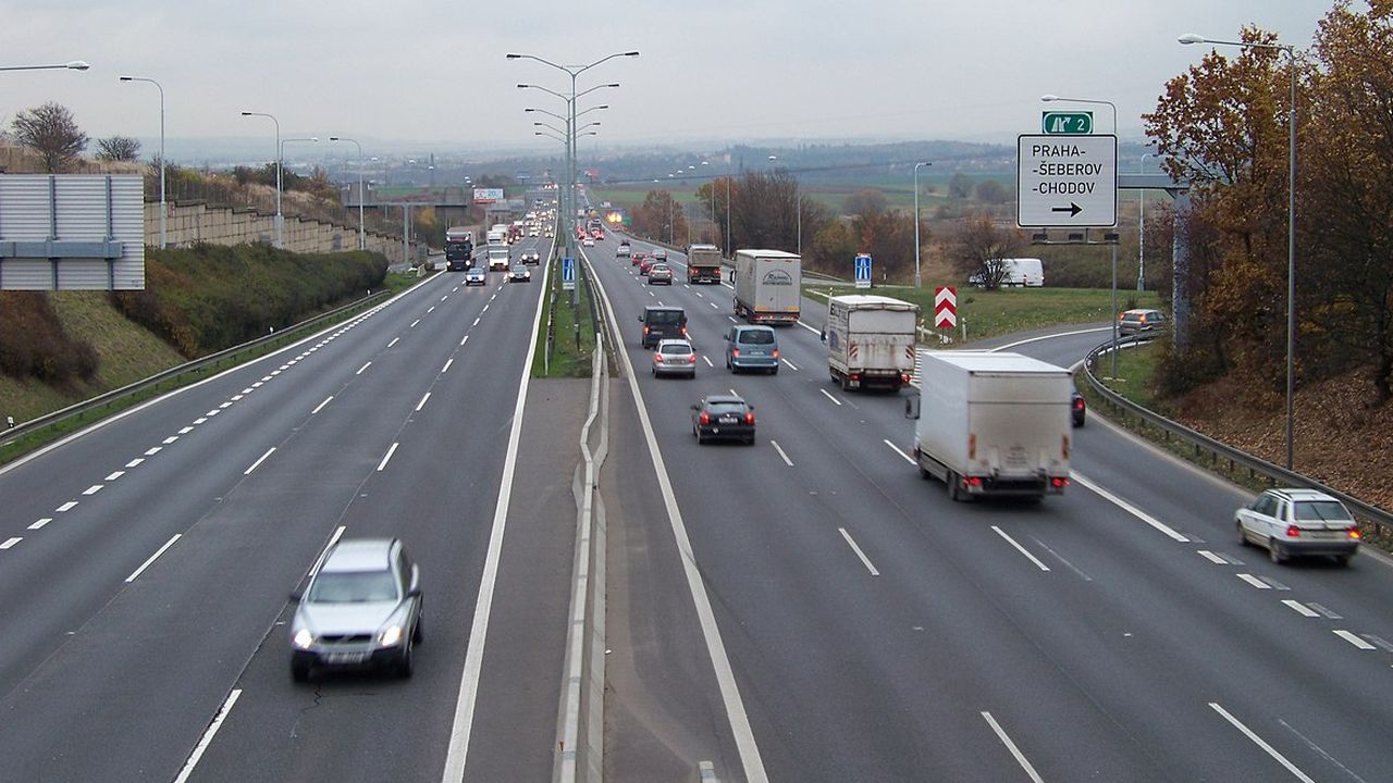 Nová pokuta trestá pomalé řidiče na dálnicích. Pár sekund může vyjít „sakra draho“