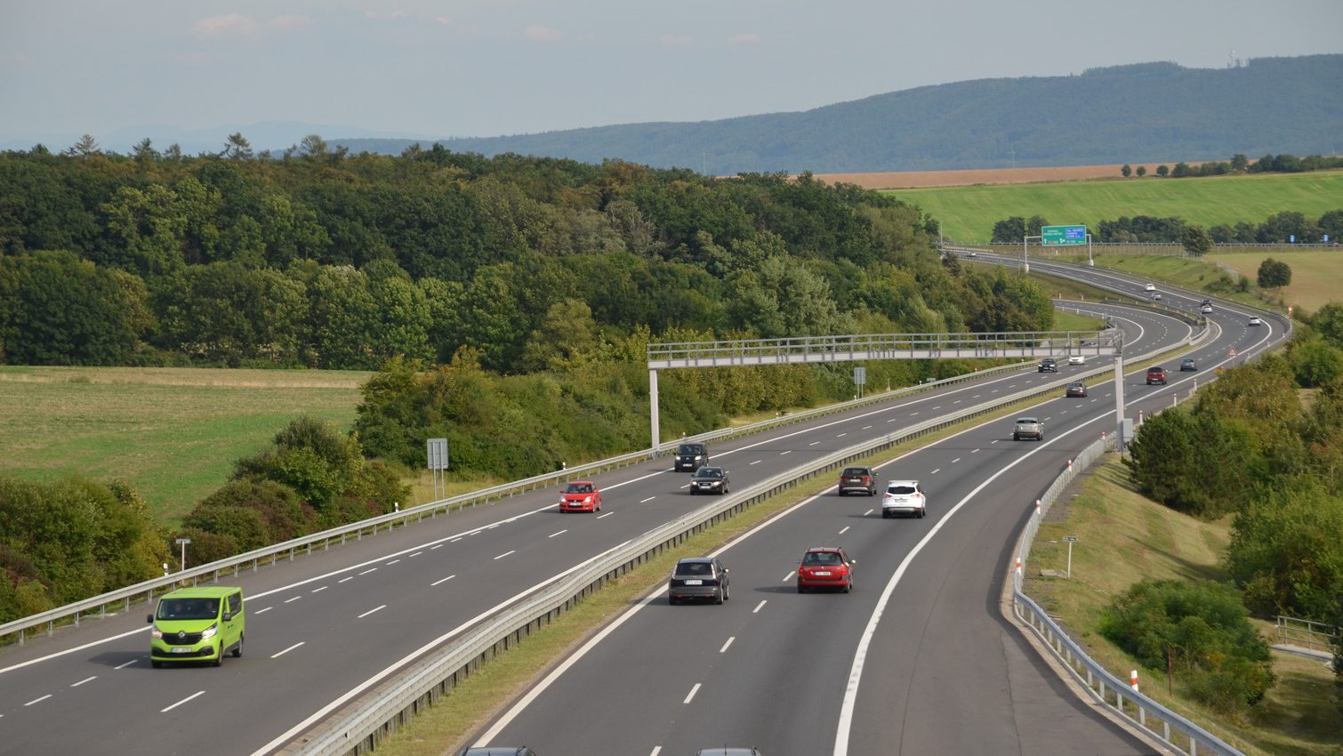 Řidiči je denně přejíždí a netuší, co se pod jejich auty děje. Nenápadné kabely natažené přes silnici plné důležitou funkci