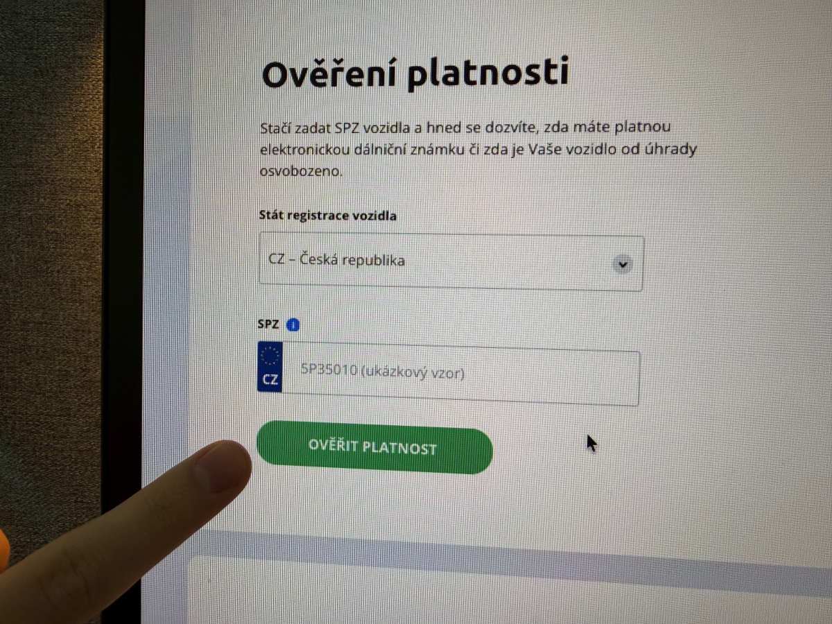 Zkontrolujte si dálniční známku – hned a radši 2krát. Podvody se chrlí o sto šest, neopatrnost vyjde pořádně draho