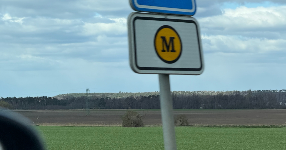 Drtivá většina českých řidičů značku „M“ neřeší. Víte vůbec, jak vypadá a co znamená? Ignorujete ji denně