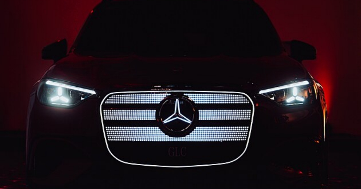 Mercedes přináší designovou revoluci. Maska nejprodávanějšího SUV bude digitální a zvládne komunikovat s chodci i řidiči