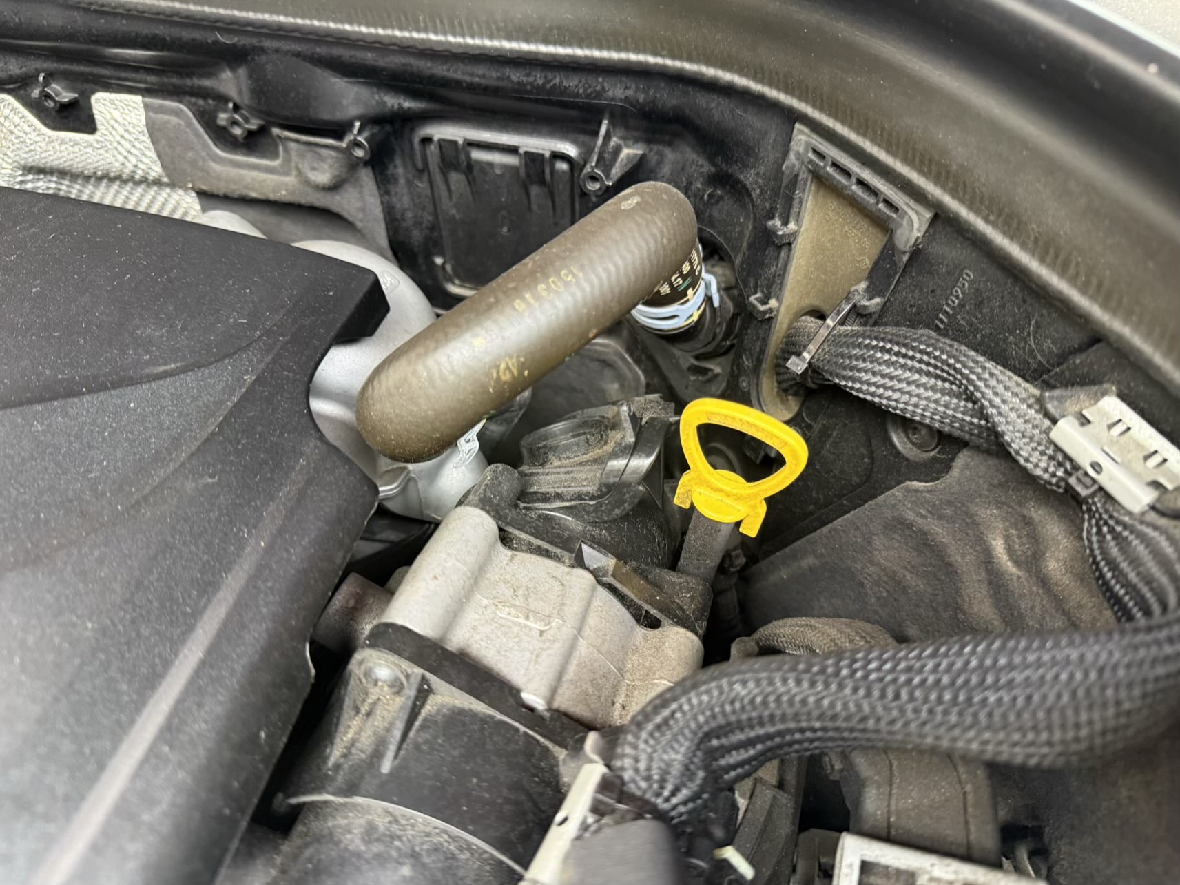 Barva motorového oleje prozradí poruchu dřív než diagnostika. Stačí minutová kontrola, kterou zvládne každý řidič