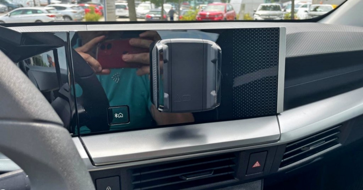 Držák na mobil místo dotykové obrazovky: Nejde o vtip, už je montují. Automobilový koncern sahá v krizi po netradičním řešení