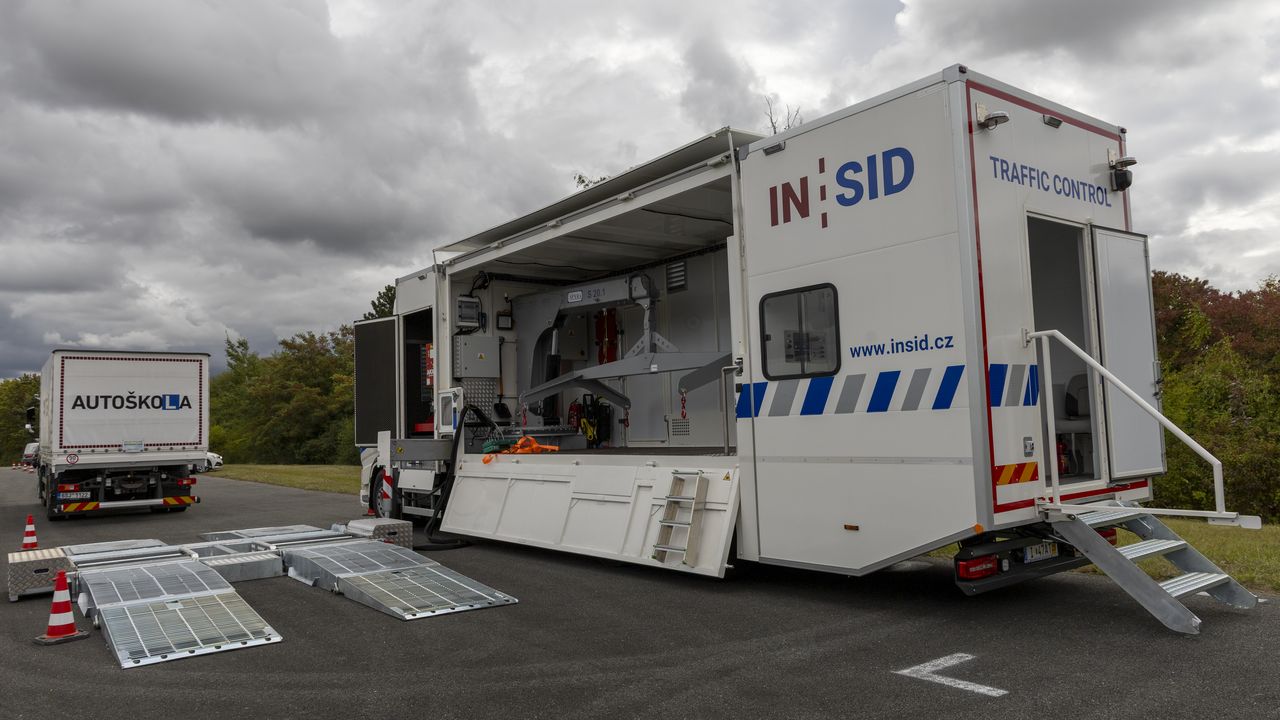 Nová auta s modrými majáky: Když vás zastaví, tak už se svým autem nemusíte odjet. Jak vypadají a kde stojí nejčastěji?