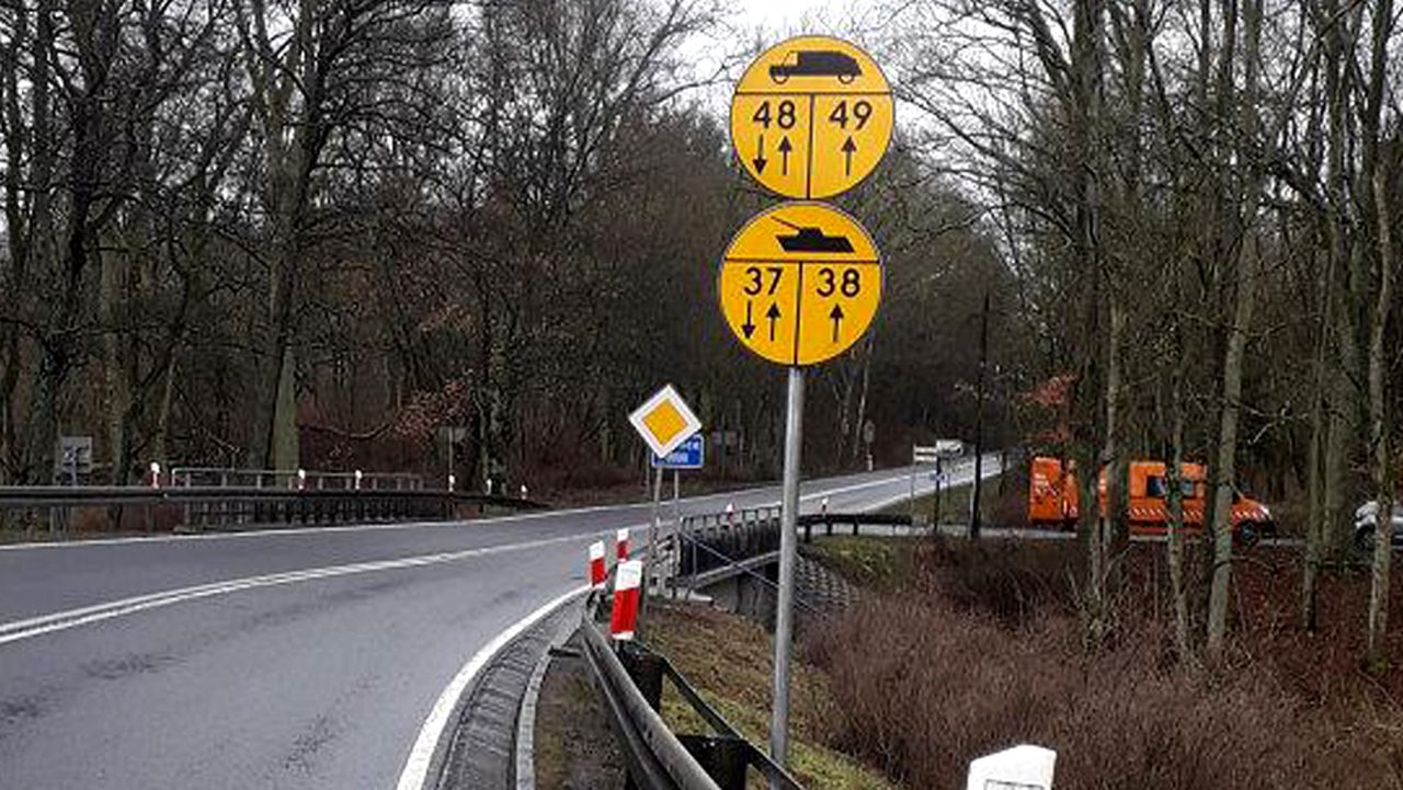 Motoristé neznají účel dopravních značek se symboly tanků. Proč vznikly a kde na vás číhají?