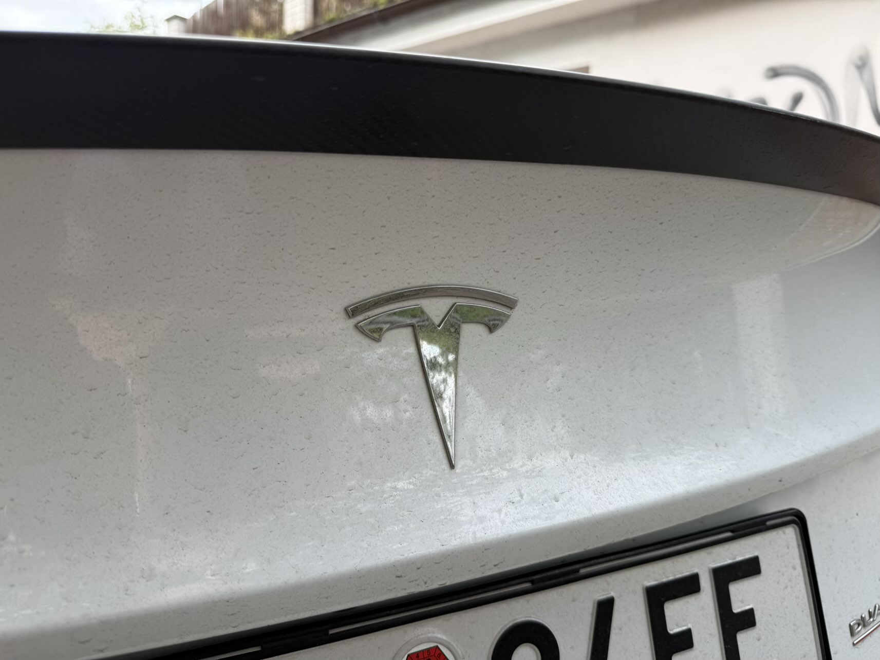Levnější Tesla v Polsku? Kdepak, nenechte se nachytat. Screenshoty z internetu slibují obří slevy, realita letních ceníků je jiná