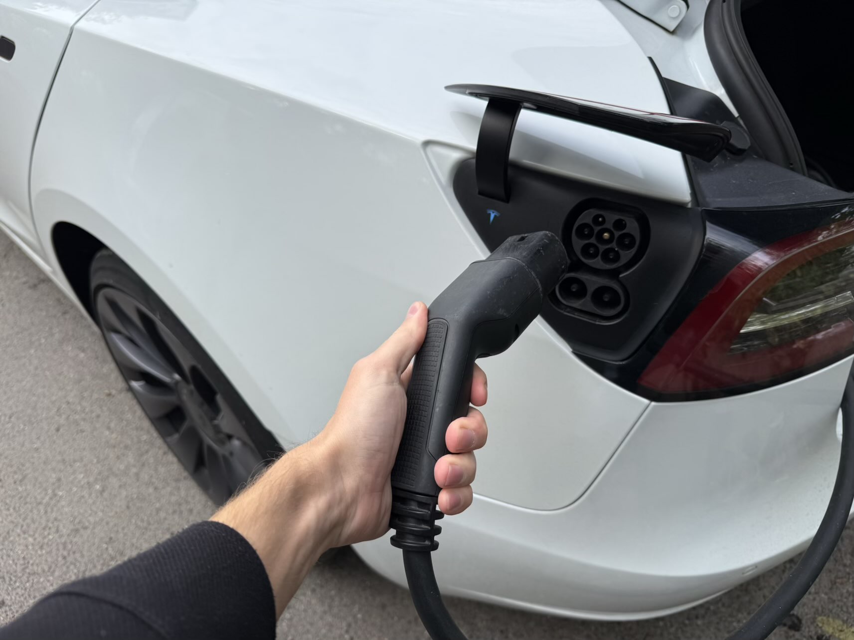 Británie ztrácí peníze na elektromobilech, tak přišla s plánem. Řidiči budou platit daň za každý ujetý kilometr