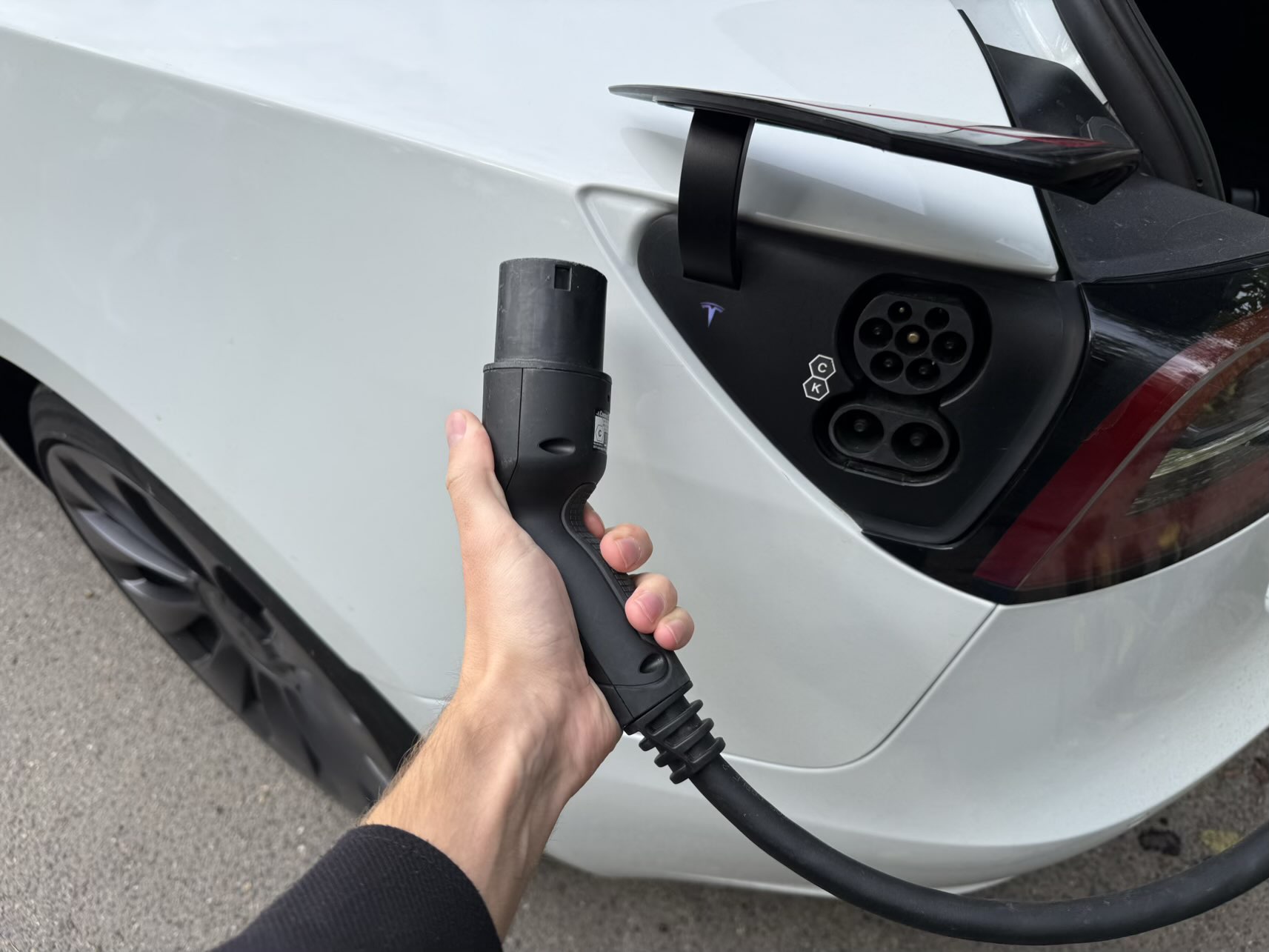 Ničí rychlonabíjení baterii? Majitel Tesly po 179 000 km na veřejných nabíječkách veřejně sdílí čísla