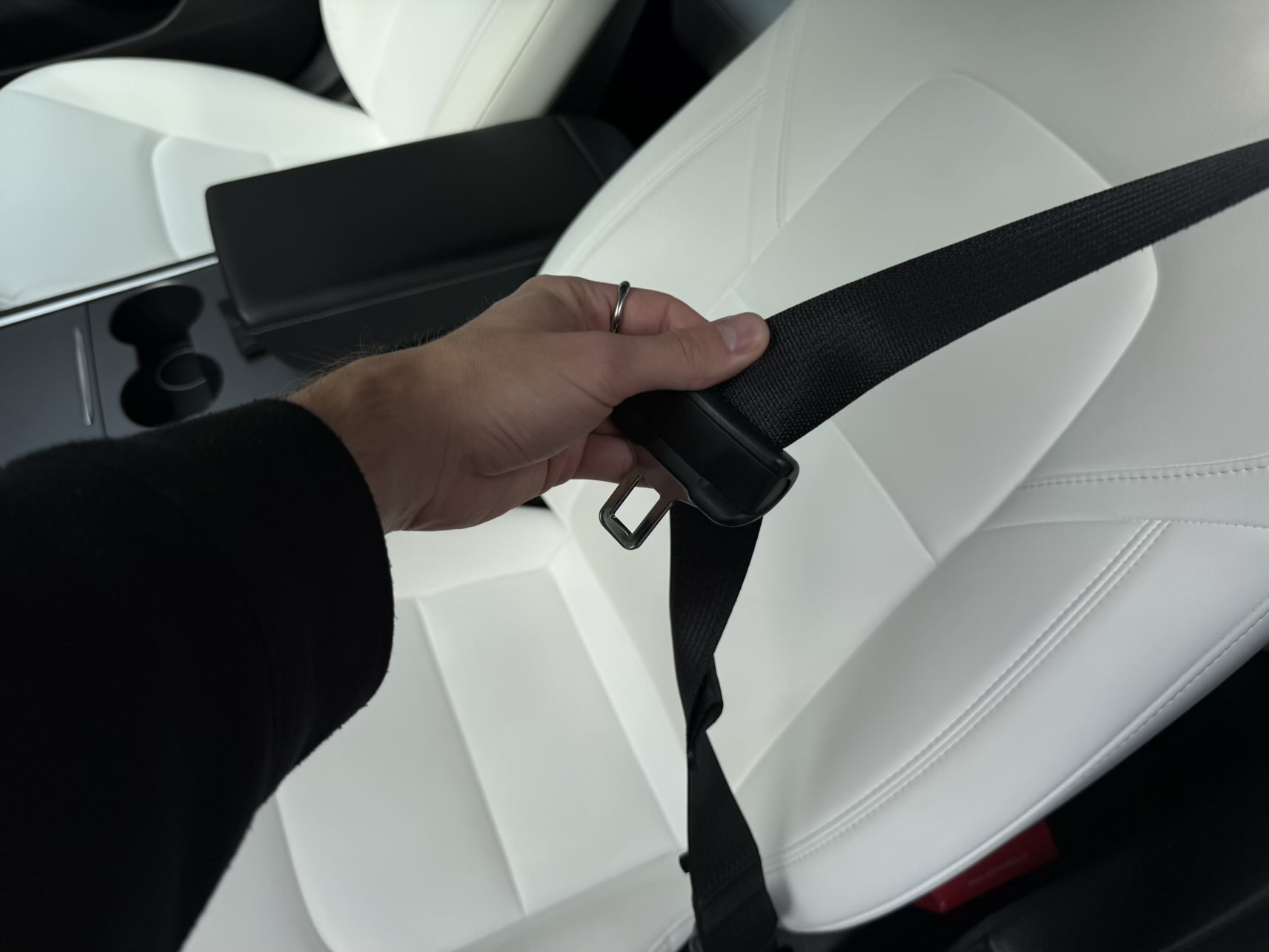 Znáte tu plastovou zarážku na bezpečnostním pásu? Její skutečná funkce překvapí i zkušené řidiče