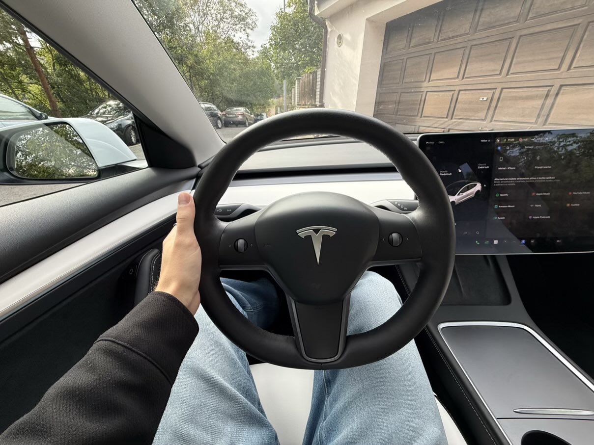 První země v EU povolila autům Tesly plně autonomní jízdu bez rukou na volantu. Debata pro a proti v Česku?