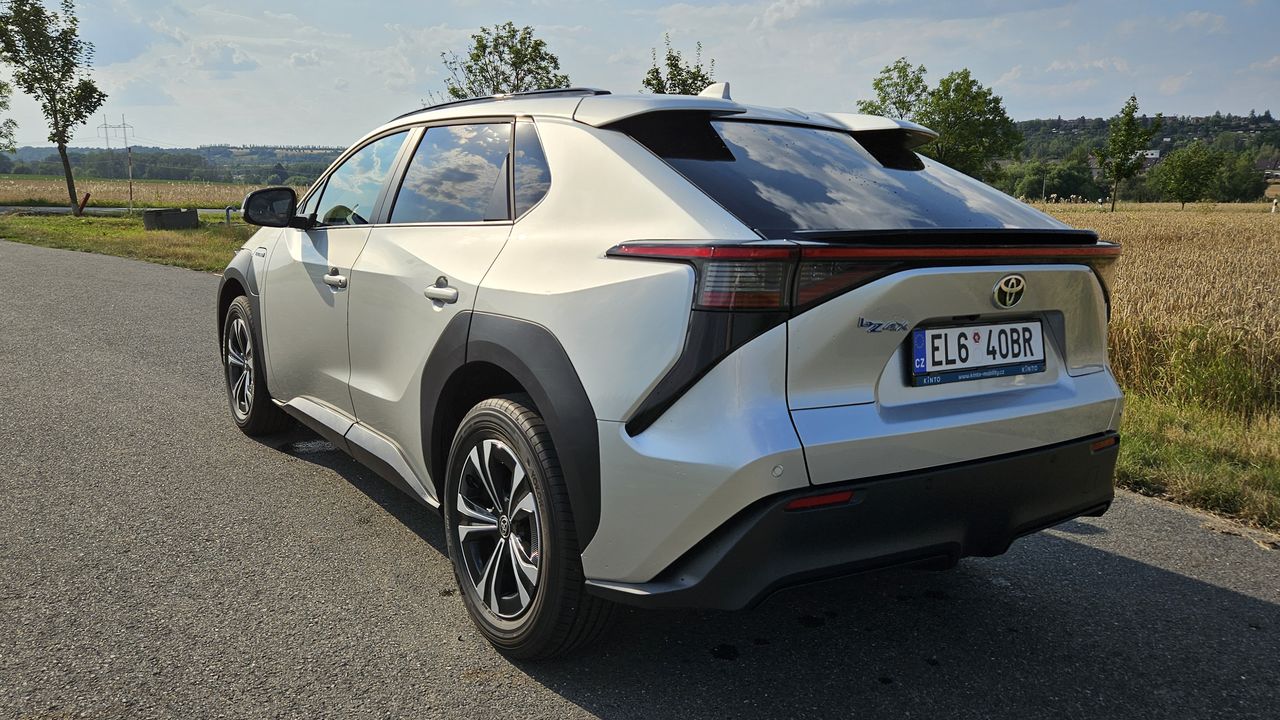 Toyota se pyšní zárukou na 1 milion kilometrů a 0% úrokem. V české praxi ale vypadá realita úplně jinak