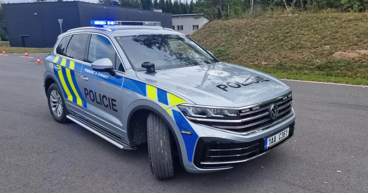 Policejní auto začne na dálnici jezdit slalomem z pruhu do pruhu: Jak reagovat? Kdo neví, riskuje pokutu i nehodu