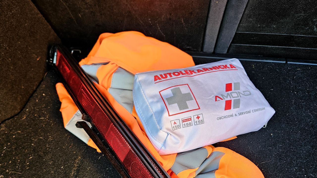 Hned si ověřte, jestli máte tuto povinnou výbavu v autě. Policisté ji teď kontrolují a sází pokuty jak na běžícím pásu