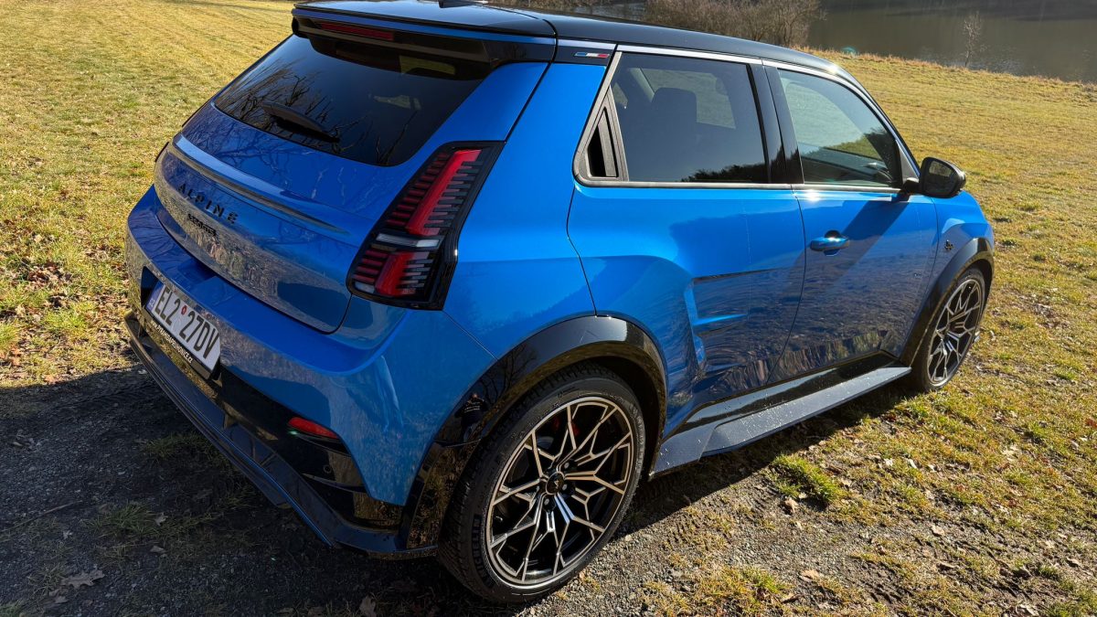 Zapomeňte na nudné elektromobily. Vyzkoušel jsem levný unikát, který víc než dojezd řeší styl a geny z motorsportu