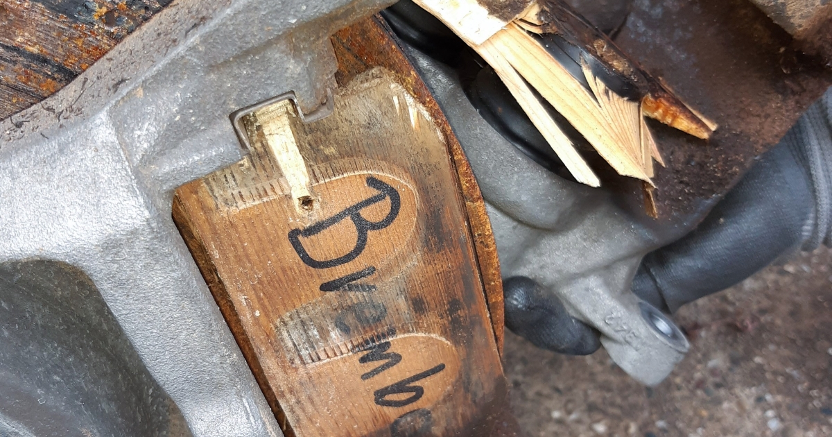 Koupil luxusní Mercedes za 2,4 milionu Kč. Brzdy byly ze dřeva a „Brembo“ napsané fixou