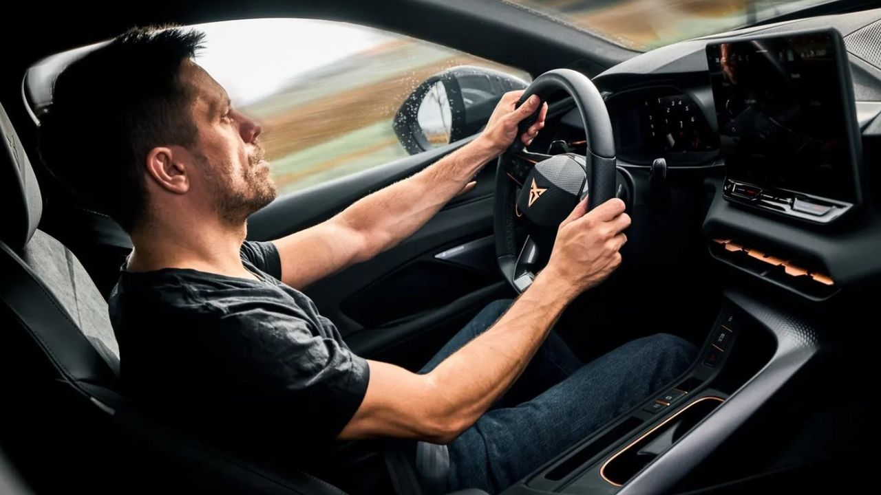 Herec Jiří Mádl bude jezdit v novém sportovně laděném fáru, které mu výborně sedne