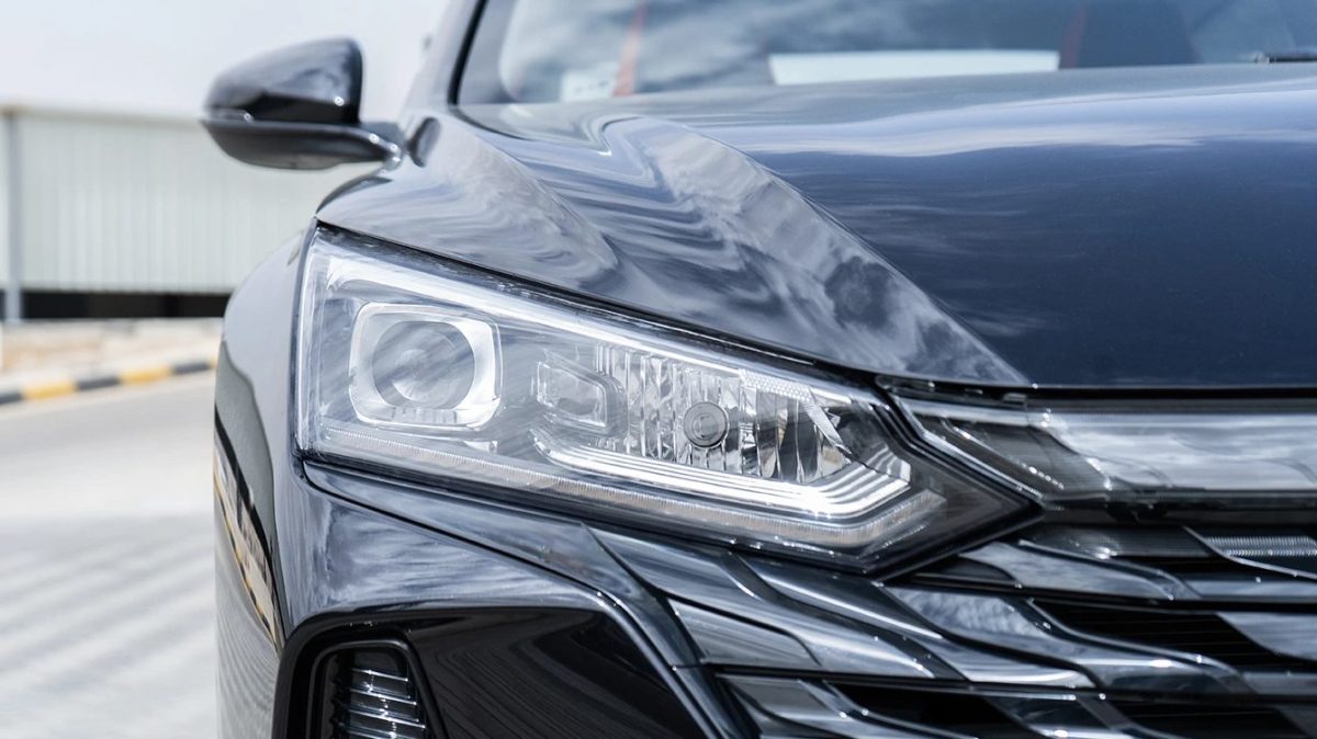 Šlágr českého trhu za cenu Fabie? Čínský Dongfeng rozdává slevu 75 000 Kč a výkonem trápí i 2.0 TSI