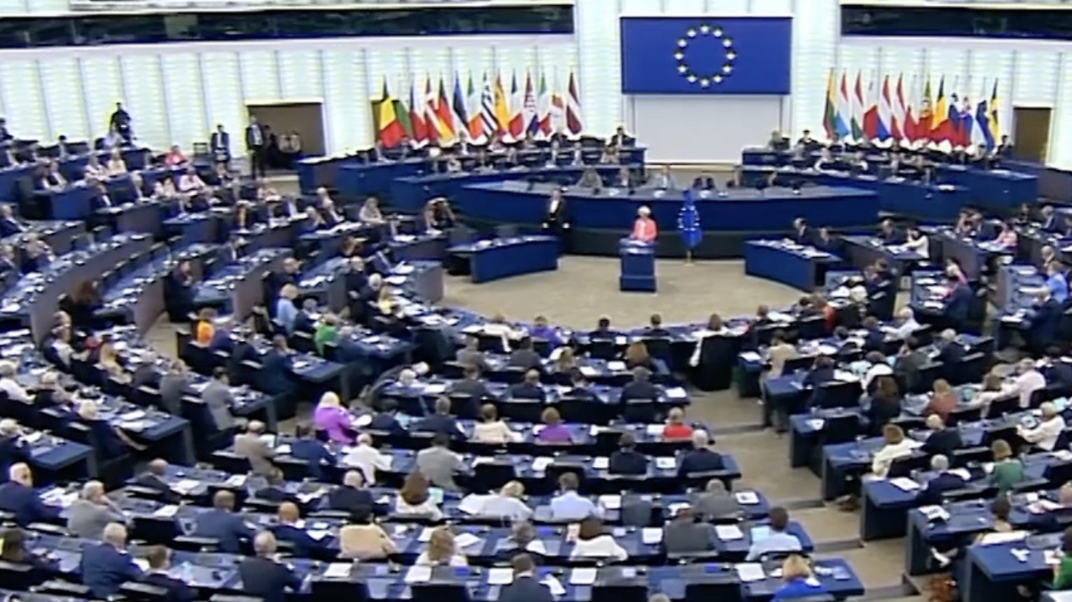 EU zasáhne proti ojetinám. Nechce, aby je lidé kupovali místo elektromobilů. Tím by se její plán rozpadl jako domeček z karet