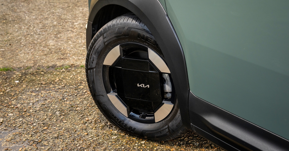 Nešlápla Kia vedle? Představila modulární vůz, který si poskládáte jako LEGO. Ráno osobák, večer obytňák či dodávka