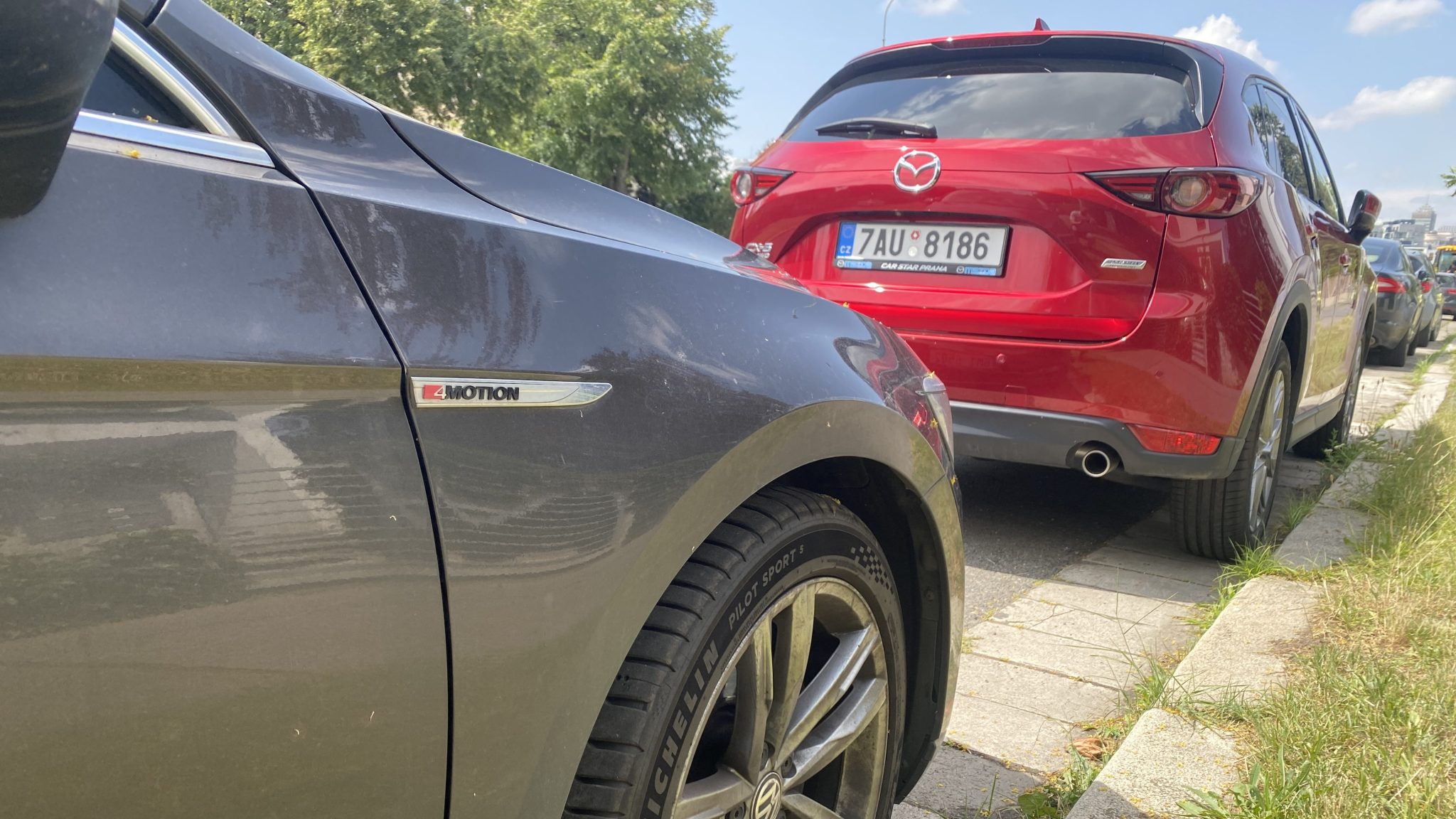 Platí nové pravidlo ohledně parkování, minimální vzdálenost 1,5 metru. Za porušení je pokuta 2 900 Kč