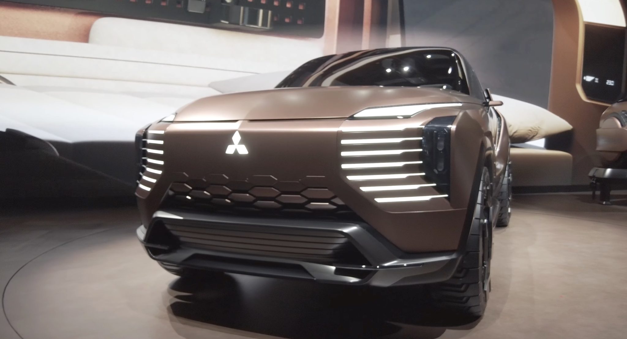 Cože, to je Mitsubishi? Rodinné SUV předběhlo trh o 10 let. Má 4 (+1) motory a sedačky otočné o 180 stupňů