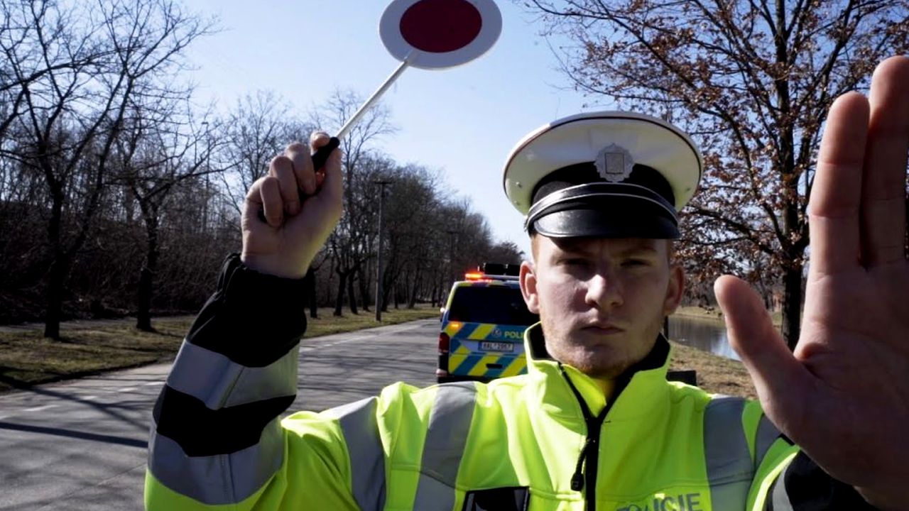 Silniční kontroly se v roce 2026 bát nemusíte. Policista otevřeně řekl, jak reagovat, aby proběhla bez problému