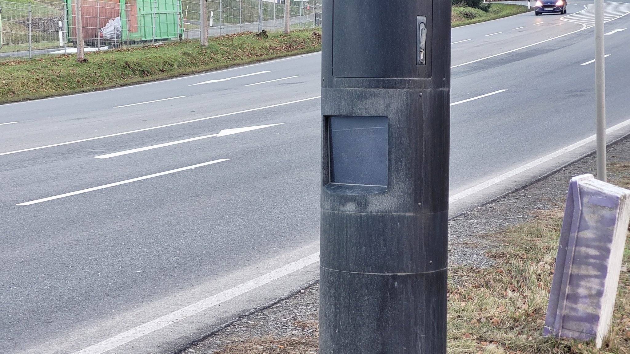 Řecko spustilo AI kamery na přestupky: stín si pletly s nezapnutým pásem. Ze 13 000 záznamů obstálo po kontrole 400