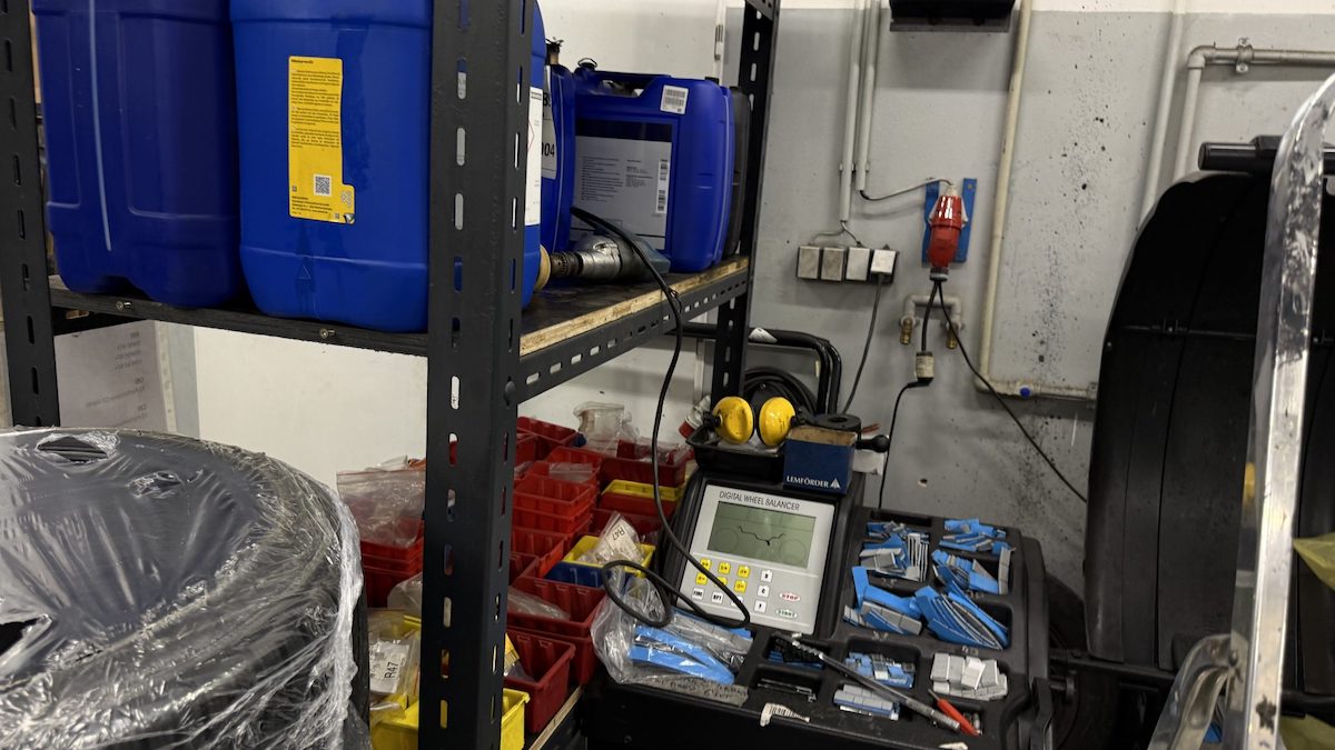 Automechanik odhalil 7 varovných signálů, podle kterých poznáte špatný autoservis na první pohled. Češi je často přehlížejí