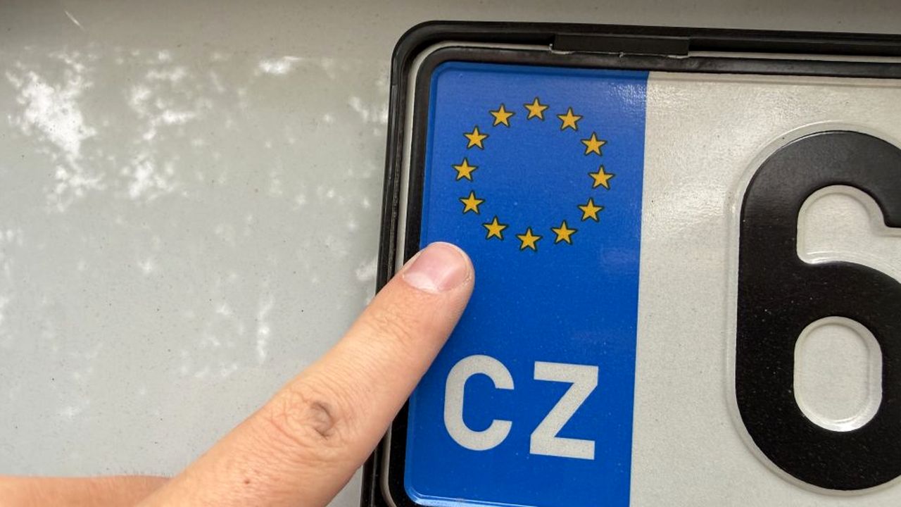 Přelepení SPZ je podle vyjádření soudu za určitých podmínek v pořádku. Také vás ale může připravit až o řidičák