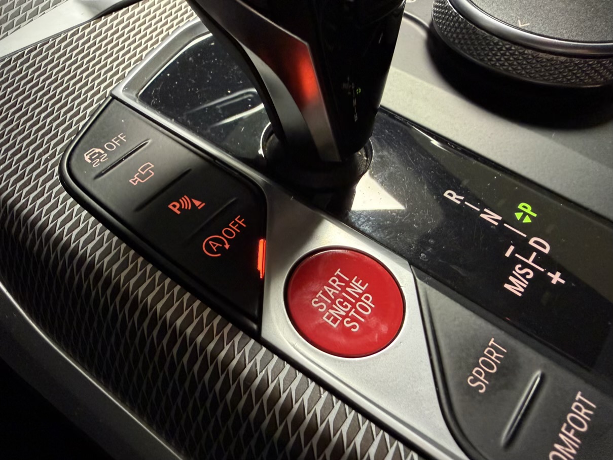 Tlačítko v autě dokáže snížit spotřebu, ale jen pokud víte kdy ho zmáčknout. Vyzkoušeli jsme Eco i Sport