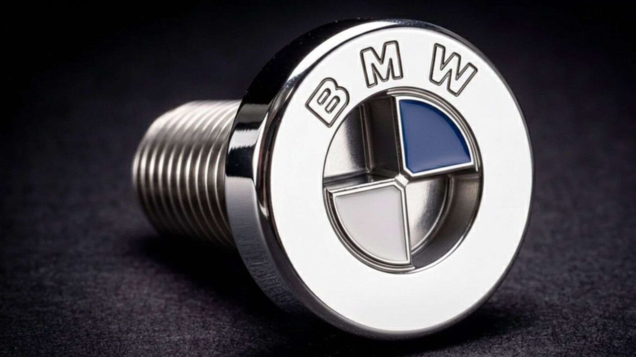 Éra domácích oprav končí? BMW zavádí šrouby s logem, které sami nepovolíte. Mechaniky dohání k šílenství