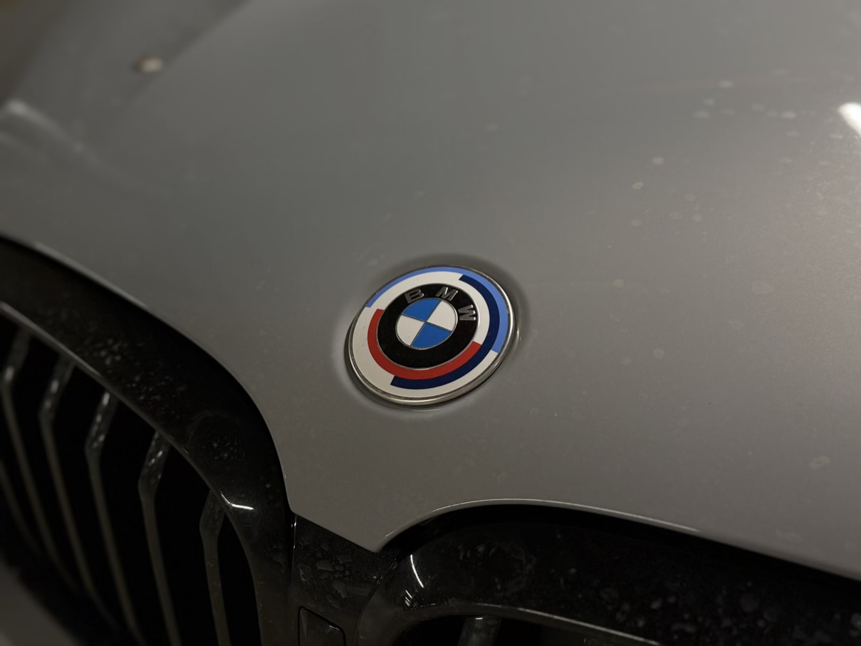 Jel 267 km/h v upraveném BMW a policie ho musela nechat jet. Právní kličky vyvolaly vlnu hněvu