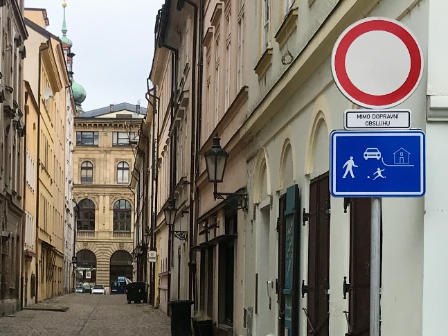 Kvíz: Ověřte si, jestli znáte české dopravní značky. Až 84 % symbolů chápou řidiči v praxi úplně jinak