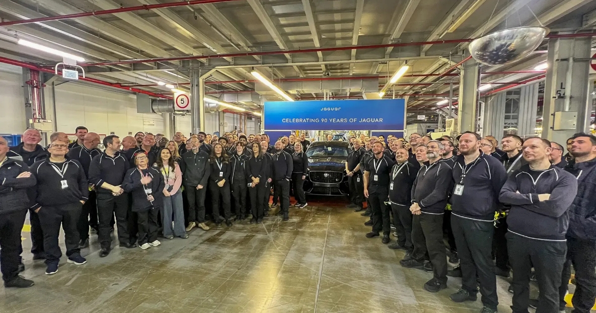 Poslední spalovací auto sjelo z výrobní linky. Jedna z největších automobilek ukončila výrobu, odteď jen elektromobily