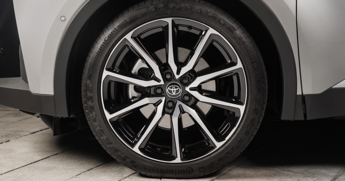 Toyota nabízí 160 000 Kč za nové SUV se spotřebou pod 5 l/100 km. Osobně jsem z něj šel do kolen