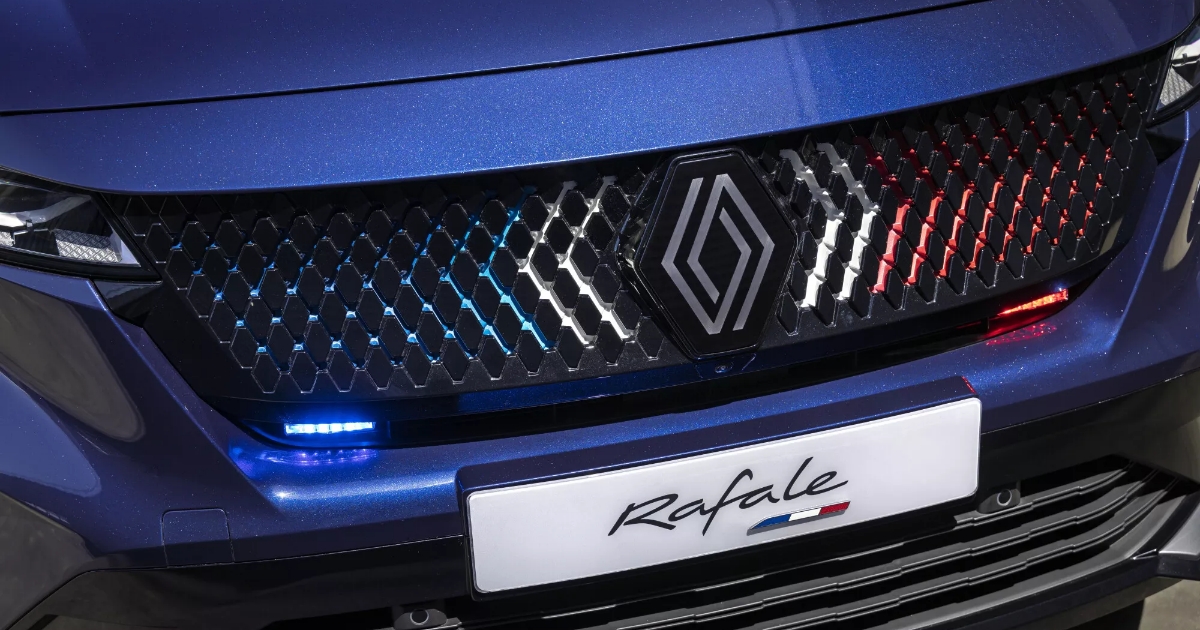 Nové prezidentské auto je hybridní Renault. Speciální interiér v národní trikolóře a exteriér plný majáků i pancíře