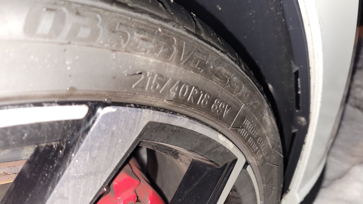 Čtyři číslice na boku pneumatiky rozhodují, jestli je ještě bezpečná. DOT kód řekne víc než dezén